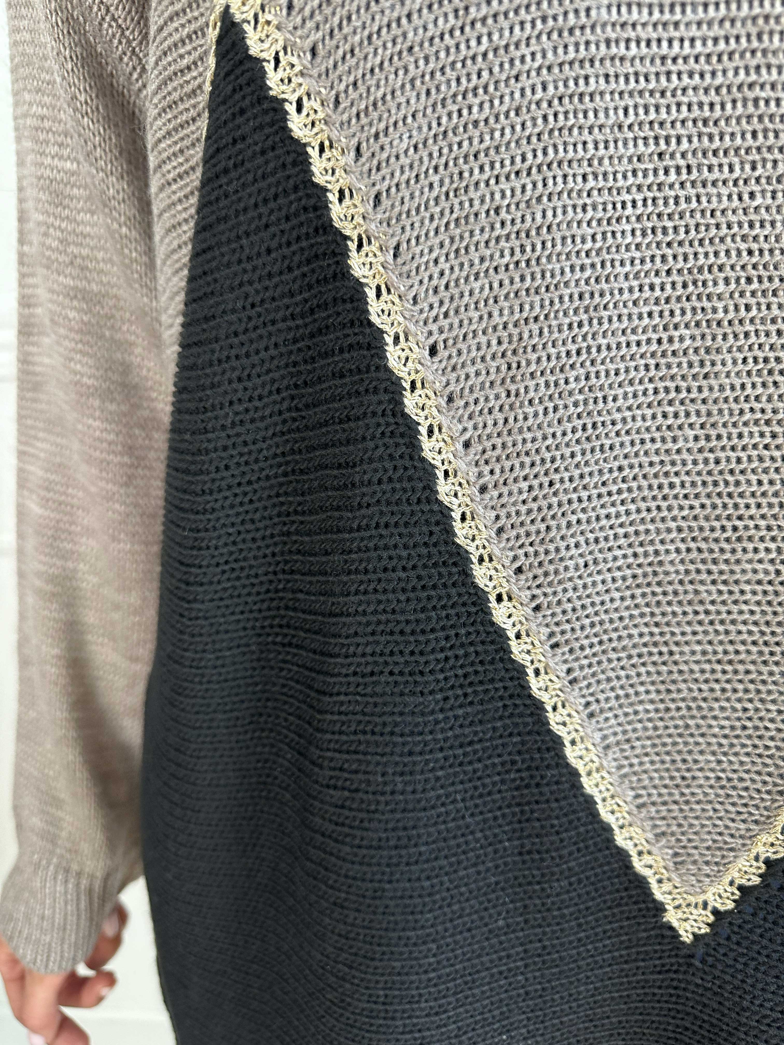 Amara - Tofarvet strikkjole med gulddetaljer